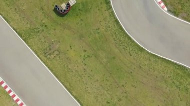 Aerial Go Kart Yarış Pisti. Güneşli Yaz Karting Yarışması.