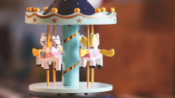 Detailliertes Modell Miniatur Spinning Carousel. Weihnachtsspielzeug. Makroaufnahme. — Stockvideo