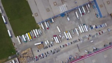 Kargo Konteynırları ve Dağıtım Deposu 'nun yukarıdan aşağı görüntüsü.