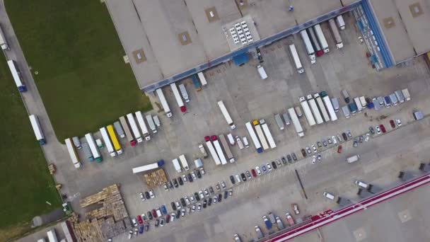 Vue aérienne du haut vers le bas des conteneurs de fret et de l'entrepôt de distribution.