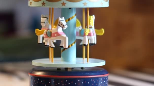 Szczegółowy model miniaturowy Spinning Carousel. Świąteczna zabawka. Strzał makro. — Wideo stockowe