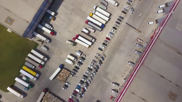 Vista aérea de cima para baixo de caminhões de carga, contêineres e armazém de distribuição . — Vídeo de Stock