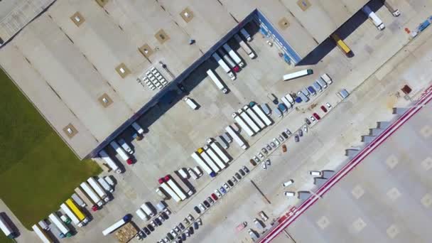 Vista aérea de cima para baixo de caminhões de carga, contêineres e armazém de distribuição . — Vídeo de Stock