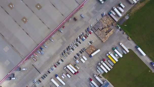 Vista aérea de arriba hacia abajo de contenedores de carga y almacén de distribución . — Vídeo de stock