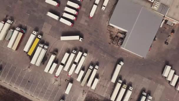 Gebäude des Logistikzentrums, Lagerhallen in der Nähe der Autobahn, Blick aus der Höhe. — Stockvideo