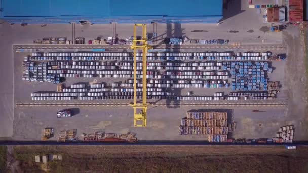 Γερανός γέφυρας στο εργοστάσιο, εναέριος γερανός κινείται σε μεγάλες μονάδες αποθήκης για σπίτια. Ο γερανός εργοστασίου κινείται πάνω από ένα μεγάλο κατάστημα. Πίνακες για αρθρωτό κτίριο. Αεροφωτογραφία — Αρχείο Βίντεο