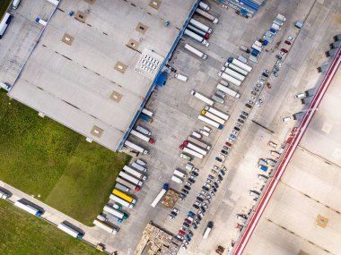 Depolu büyük lojistik parkının havadan görüntüsü. Merkez, birçok yarı karavan kamyonu yüklüyor..