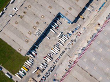 Depolu büyük lojistik parkının havadan görüntüsü. Merkez, birçok yarı karavan kamyonu yüklüyor..
