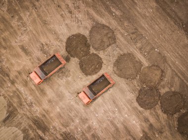 Yol çalışması. Büyük makine yeni bir yol inşaatında çalışıyor. İHA görüntüsünden hava görüntüsü.