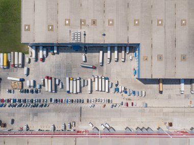 Deposu olan büyük lojistik parkın havadan görüntüsü.