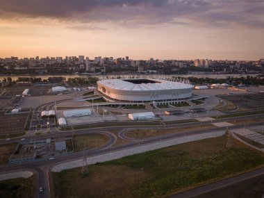 Rostov-on-Don, Rusya - Haziran 2020: Akşam Rostov Arena stadyumunun hava manzarası. Güzel gün batımı. Şehir görünümü