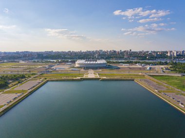 Rostov-on-Don, Rusya - Haziran 2020: Akşam Rostov Arena stadyumunun hava manzarası. Güzel gün batımı. Şehir görünümü