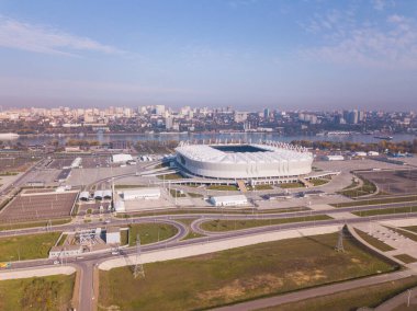 Rostov-on-Don, Rusya - Haziran 2020: Akşam Rostov Arena stadyumunun hava manzarası. Güzel gün batımı. Şehir görünümü