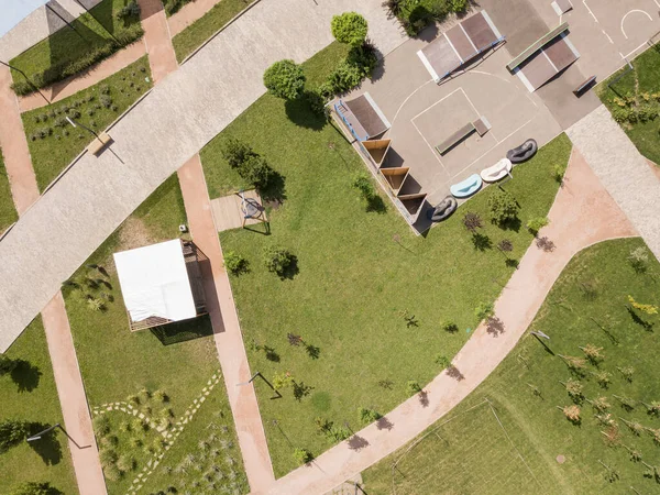 Drone bovenaanzicht van speeltuin in park. — Stockfoto