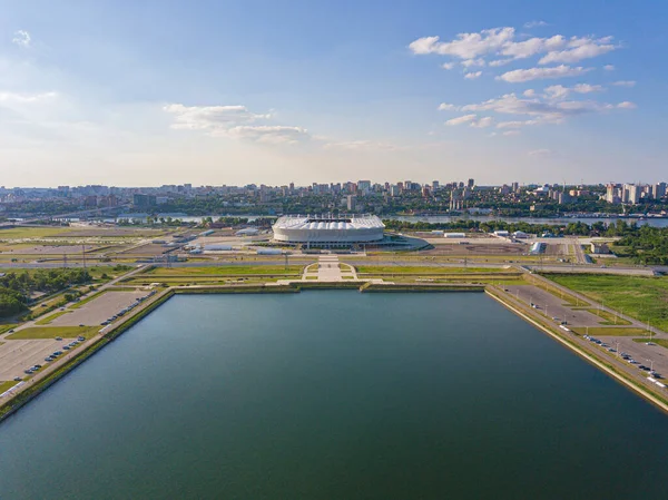 Rostov-on-Don, Ryssland - juni 2020: Flygfoto av arenan Rostov Arena på kvällen. Vacker solnedgång. Stadsutsikt Stockbild
