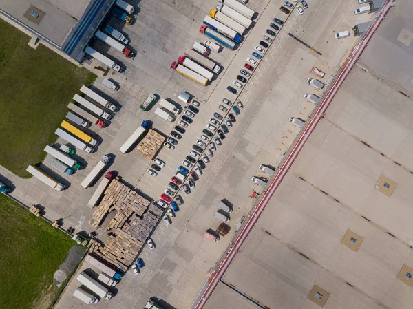 4k plano aéreo de camiones en terminal de estacionamiento de almacén. Fotos de stock libres de derechos