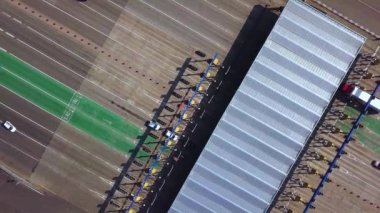 Otoyol manzaralı modern paralı otoyolda arabalar, giriş ücreti kapısı..