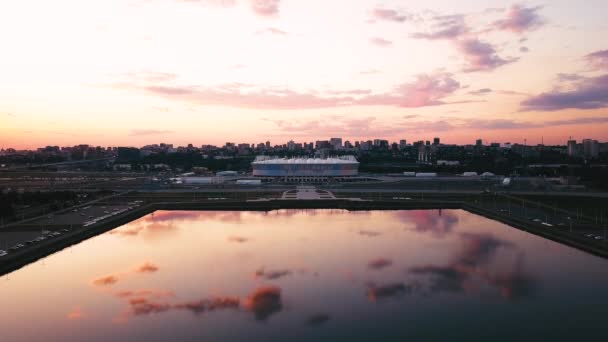 Rostov-on-Don, Rusko - červen 2020: Letecký pohled na stadion Rostov Arena ve večerních hodinách. Krásný západ slunce. Zobrazení města — Stock video