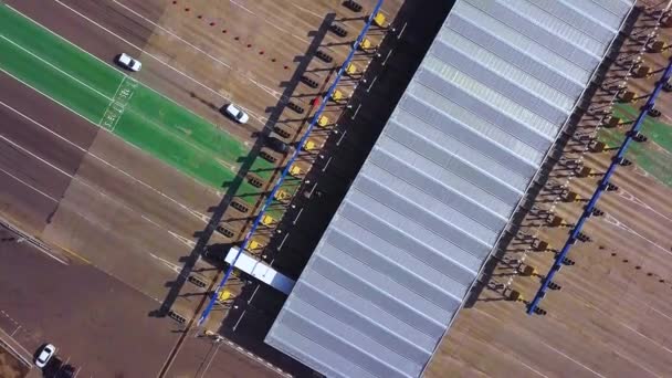 Vista aérea da rodovia com carros na rodovia moderna turnpike pedágio, taxa de entrada pagar portão. — Vídeo de Stock