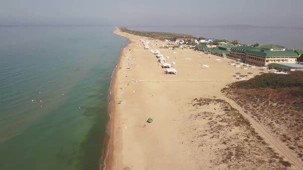 Blagoveshenskaya, Anapa, Rosja. 07.2020 Widok z lotu ptaka na brzeg piaszczystej plaży. — Wideo stockowe