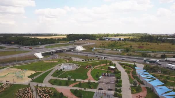 Vista aérea de la hermosa plaza del parque con fuente, patas y césped. Rostov-on-Don, Mega centro comercial. — Vídeo de stock