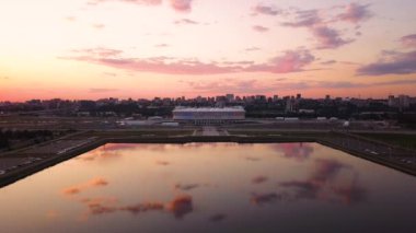 Rostov-on-Don, Rusya - Haziran 2020: Akşam Rostov Arena stadyumunun hava manzarası. Güzel gün batımı. Şehir görünümü