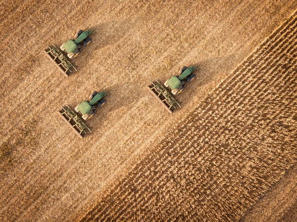 Flygfoto Traktorn Fältet Lantbruksarbete Stockbild