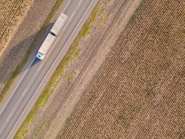 Kamyon otoban boyunca tarlaların içinden geçiyor. en üstteki görünüm.