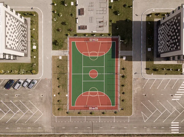 Aerial top down drone shot. Campo de esporte entre o complexo de apartamentos. Panorama. — Fotografia de Stock