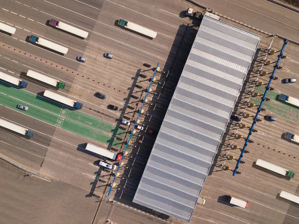 Bovenaanzicht luchtfoto of drone van een overbelaste tolweg of tolweg op de snelweg met gecontroleerde toegang. Gedwongen verkeersopstoppingen. Rechtenvrije Stockfoto's