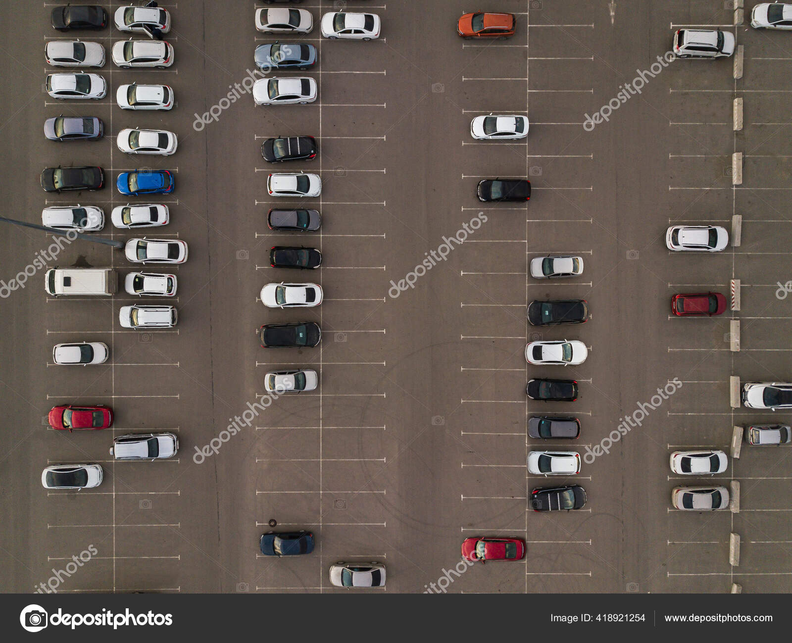 空中俯冲无人驾驶飞机拍摄城市停车场. ——图库图片© igorvitkrivosheev #418921254