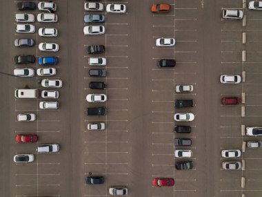 Şehir otoparkının yukarıdan aşağıya insansız hava aracı görüntüsü..