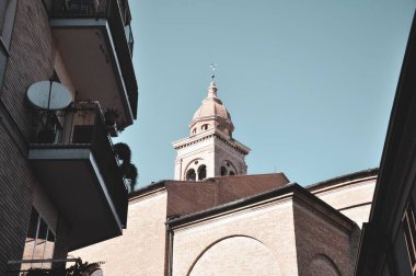 Modern hayatla eski binaların karışımı.