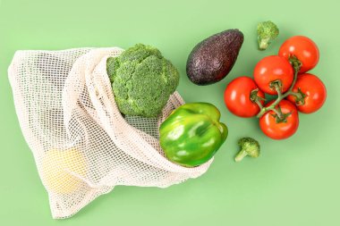 Domates, biber, avokado, brokoli, örgü kumaş torbası. Sıfır atık, plastiksiz konsept.