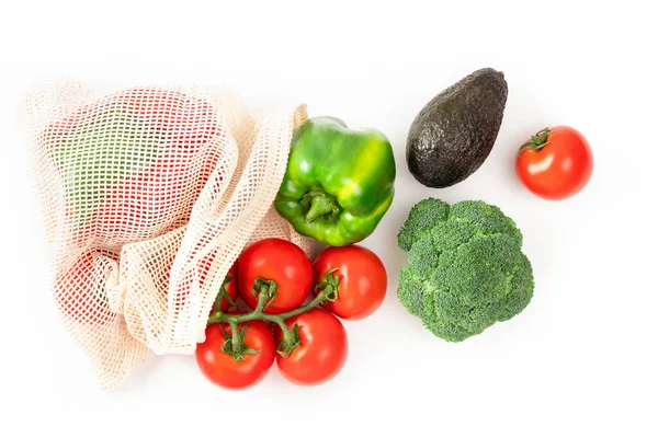 Domates, biber, avokado, brokoli, beyaz üzerine tekrar kullanılabilir çevre dostu çanta. Sürdürülebilir yaşam tarzı. Plastik ücretsiz yiyecek alışverişi. Sıfır atık. — Stok fotoğraf