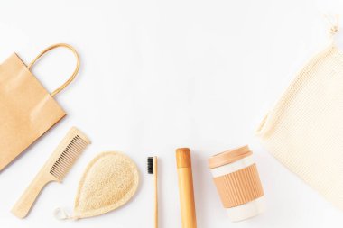 Beyaz yüzeyde yeniden kullanılabilir öğelerle ayarlayın. Bambu diş fırçası, ahşap saç fırçası, kese kağıdı, market poşeti, kahve fincanı..