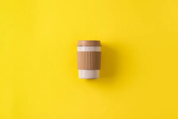 Taza de café portátil reutilizable. Copa de café de viaje con tapón de derrame para llevar. Concepto mínimo de cero residuos, disposición plana, espacio de copia . — Foto de Stock