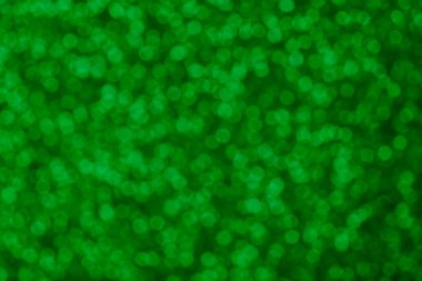 Yeşil bokeh örtülü efekt için ışığı söndürdü. Bulanık odaklı ışıklar. Festivalsel şablon arkaplanı.