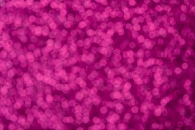 Bulanık mor odaklı ışıklar. Şenlikli arka plan. Parlak tatil partisi dekorasyonu.