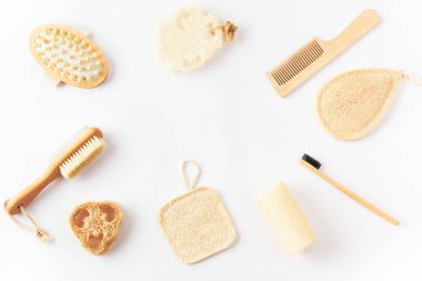 Güzellik tedavisi, vücut bakımı eko konsepti. Ekolojik malzemeler, ahşap saç fırçası, selülit önleyici masaj aleti, bambu diş fırçası.