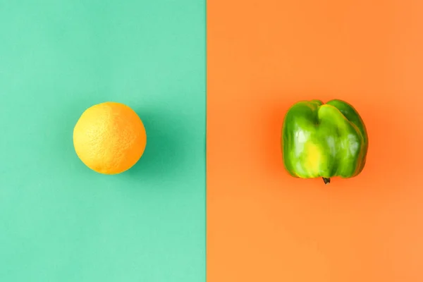 오렌지와 후추로 만들어 진 창의적 인 배치입니다. 식량 개념. 신선 한 식료품 — 스톡 사진
