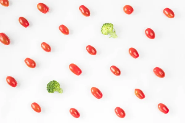 배경에 패턴이 있습니다 샐러드의 창조적 평평하고 보이는 것이죠 토마토와 브로콜리 — 스톡 사진