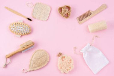 Pembe arka planda sürdürülebilir tuvalet malzemeleri ve banyo ürünleri. Çevre dostu, sıfır atık konsepti. Uzayı kopyala, düz yat