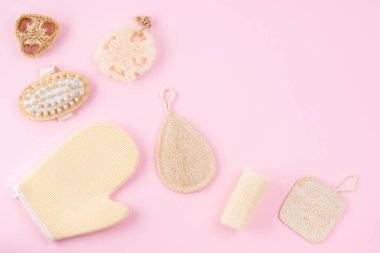 Pembe arka planda sürdürülebilir tuvalet malzemeleri ve banyo ürünleri. Çevre dostu, sıfır atık konsepti. Boşluğu, düzeni kopyala