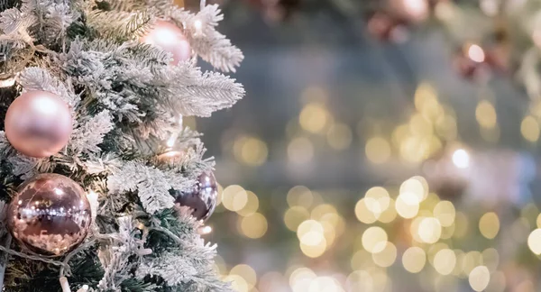 God jul-kort. Julgran dekorerad med gyllene bollar på magisk bakgrund. Kopiera utrymme. — Stockfoto