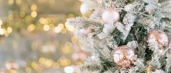 ぼやけた光の背景に金色の装飾されたクリスマスツリーの閉鎖。ボールやボールとクリスマスツリーの枝。祭りの光の背景。あけましておめでとうございます。コピースペース。お祝い — ストック写真