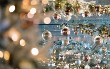 Modern alışveriş merkezlerindeki tavan süsleri, alışveriş merkezleri ya da bulanık bokeh arka plandaki sergi yerleri. Dallarda sallanan Baublelar