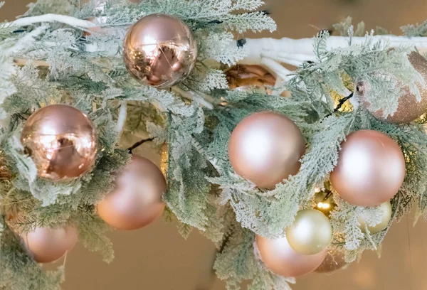 Decoraciones de Navidad colgando del techo en el centro comercial moderno, centro comercial o lugar de exposición. Balones colgando de la rama — Foto de Stock