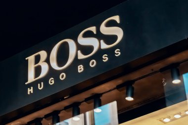 Milans Moda Bölgesi 'ndeki Hugo Boss logosu. Hugo Boss, giysi, aksesuar, ayakkabı ve parfüm üreten lüks bir Alman moda evi. Milan, İtalya - 24.09.2020