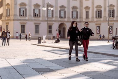 Covid salgını sırasında maskeli ya da maskesiz Milano 'nun merkezinde yürüyen gençler. Milan, İtalya - 27 Eylül 2020